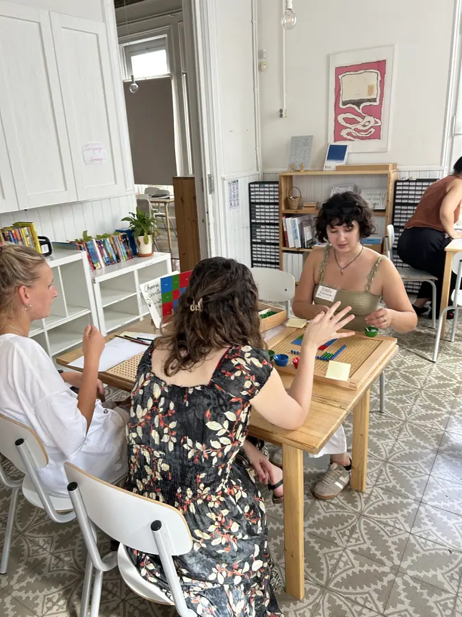 un grupo de participantes trabajando alrededor de una mesa