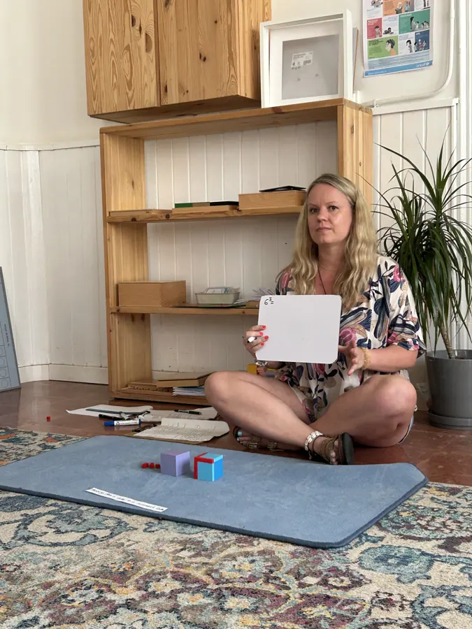 una guía presentando un material sentada sobre una alfombra